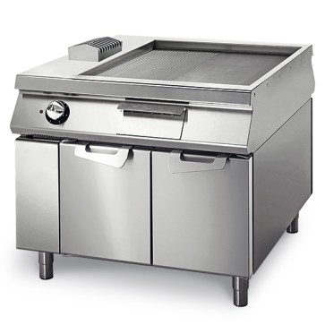 Fry-top elettrico 2/3 liscia e 1/3 rigata cromato su vano con porte, comandi 2 lati