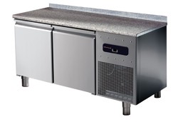 Tavolo refrigerato per pasticceria a 2 porte 600x400 mm con piano in granito con alzatina, -2°/+8°C