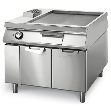 Fry-top elettrico liscio cromato su vano con porte, comandi 2 lati