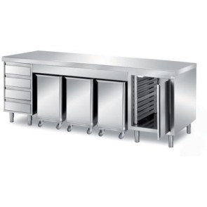 Tavolo pasticceria centrale composizione n°3, piano h=60mm raggiato su 2 fronti n°1 cassettiera a 4 cassetti + tre tramogge cpd/1 + elemento portateglie con battente mm 2300x800x850 h