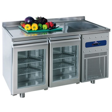 Tavolo refrigerato da 700 mm a 2 porte a vetro con vasca 35x40x20h cm a destra e alzatina, -2°/+8°C