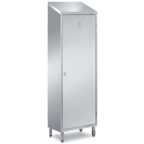 Armadio portascope con tetto inclinato, n.1 anta a battente con serratura, lato dx con 3 ripiani, lato sx vano portasecchio e porta scope