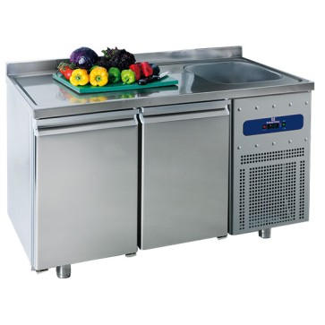 Tavolo refrigerato da 700 mm a 2 porte con vasca 35x40x20h cm a destra e alzatina, -2°/+8°C