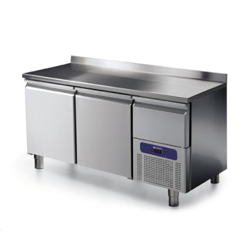 Tavolo refrigerato 2 porte GN 1/1 con alzatina e cassetto refrigerato su vano motore, -2 °/+8 °C